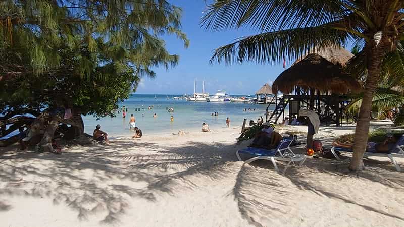 Playa las Perlas, the first public beach you come to on Blvd Kukulkan, just after passing Puerto Cancun